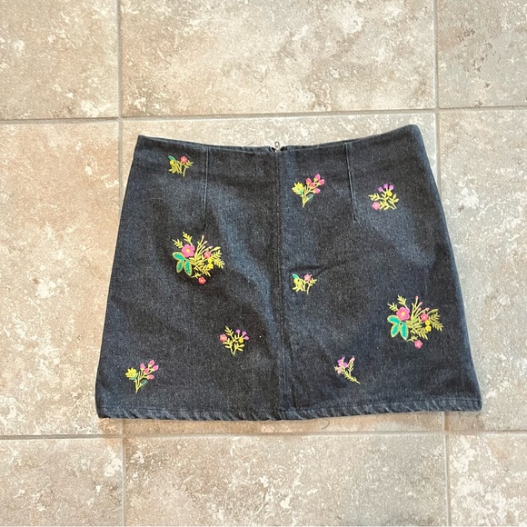 Very J Forever 21 Black Denim Floral Embroidered Skirt Size Large 100% Cotton - Picture 3 of 8